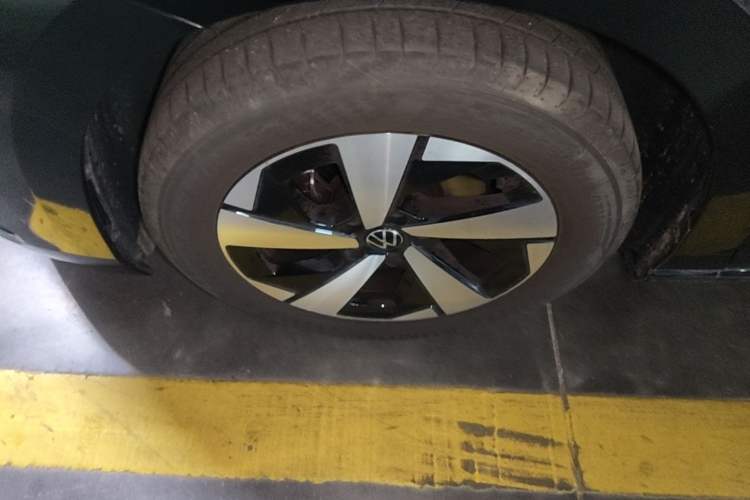 Used Volkswagen Magotan 2024 300TSI DSG Prestige Edition—A Real Eye-Catcher Left Front Wheel Hub