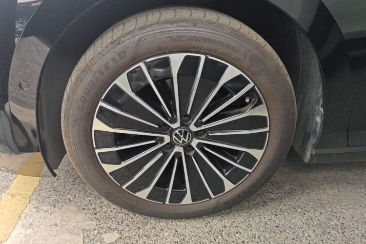 Used Volkswagen Magotan 2024 380TSI DSG Prestige Edition DaMai Package Left Front Wheel Hub