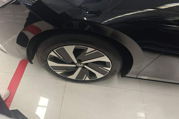 Used Volkswagen Magotan 2024 300TSI DSG Prestige Edition—A Real Eye-Catcher Left Front Wheel Hub