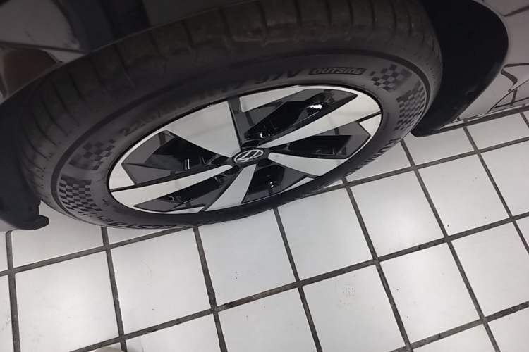 Used Volkswagen Magotan 2024 300TSI DSG Prestige Edition—A Real Eye-Catcher Left Front Wheel Hub