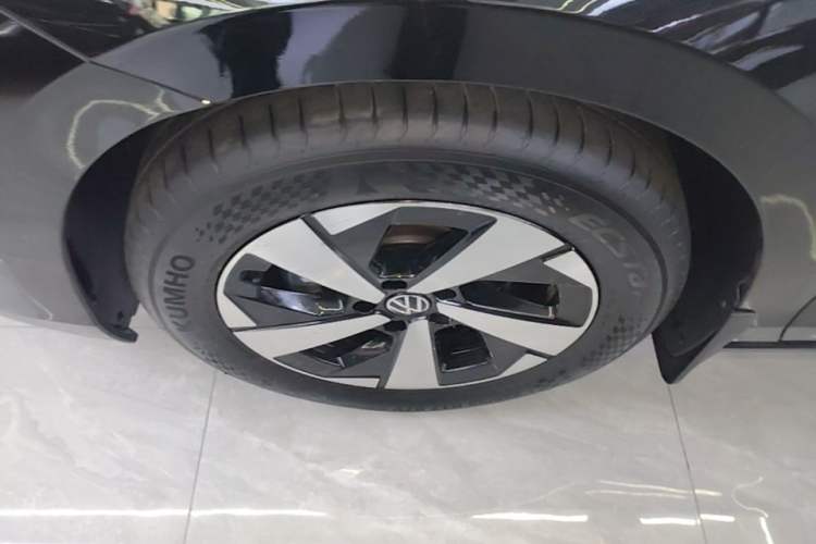 Used Volkswagen Magotan 2024 300TSI DSG Prestige Edition—A Real Eye-Catcher Left Front Wheel Hub