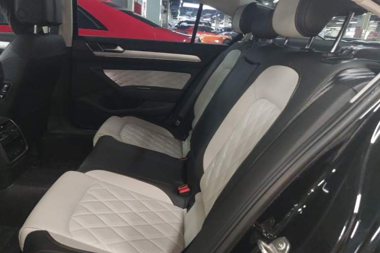 Used Volkswagen Magotan 2024 2 Million Units Zhongxiang Version 330TSI DSG Luxury Edition Left Rear Seat