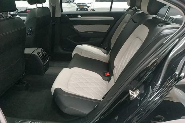 Used Volkswagen Magotan 2024 2 Million Units Zhongxiang Version 330TSI DSG Luxury Edition Left Rear Seat