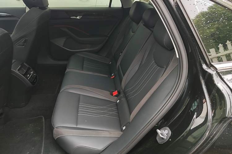 Used Volkswagen Magotan 2024 300TSI DSG Prestige Edition—A Real Eye-Catcher Left Rear Seat