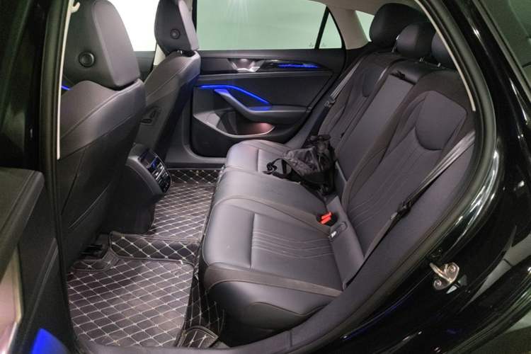 Used Volkswagen Magotan 2024 300TSI DSG Prestige Edition—A Real Eye-Catcher Left Rear Seat