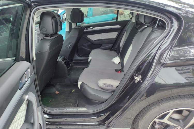 Used Volkswagen Magotan 2024 2 Million Units Zhongxiang Version 330TSI DSG Luxury Edition Left Rear Seat