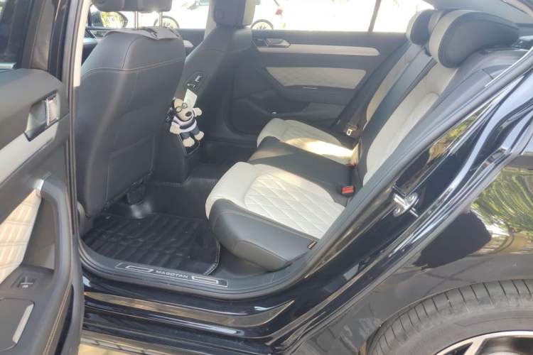 Used Volkswagen Magotan 2024 2 Million Units Zhongxiang Version 330TSI DSG Luxury Edition Left Rear Seat