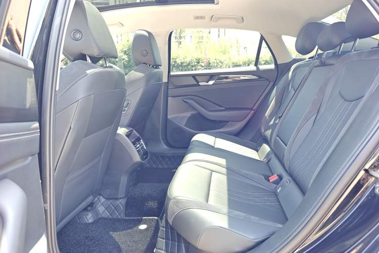 Used Volkswagen Magotan 2024 300TSI DSG Prestige Edition—A Real Eye-Catcher Left Rear Seat