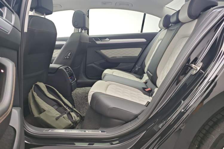 Used Volkswagen Magotan 2024 2 Million Units Zhongxiang Version 330TSI DSG Luxury Edition Left Rear Seat