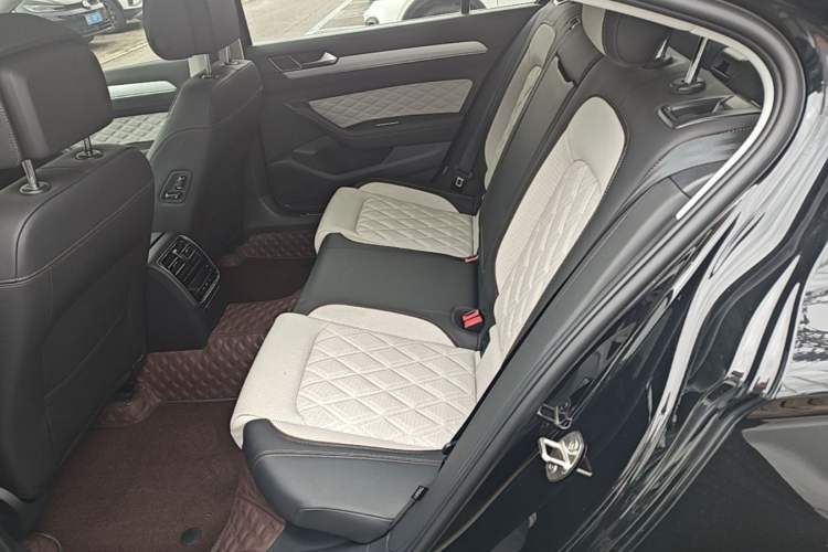 Used Volkswagen Magotan 2024 2 Million Units Zhongxiang Version 330TSI DSG Luxury Edition Left Rear Seat