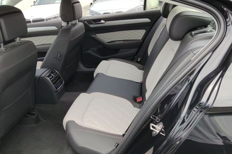 Used Volkswagen Magotan 2024 2 Million Units Zhongxiang Version 330TSI DSG Luxury Edition Left Rear Seat