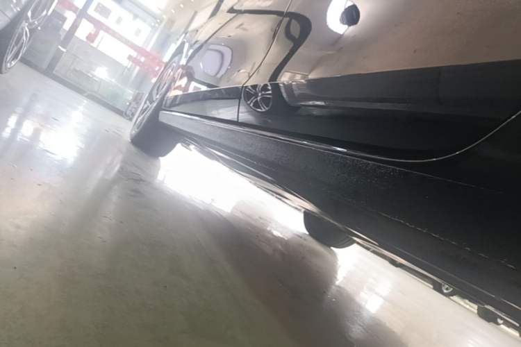 Used Volkswagen Magotan 2024 300TSI DSG Prestige Edition—A Real Eye-Catcher Left Side Sill