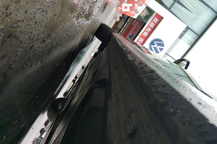 Used Volkswagen Magotan 2024 300TSI DSG Prestige Edition—A Real Eye-Catcher Left Side Sill