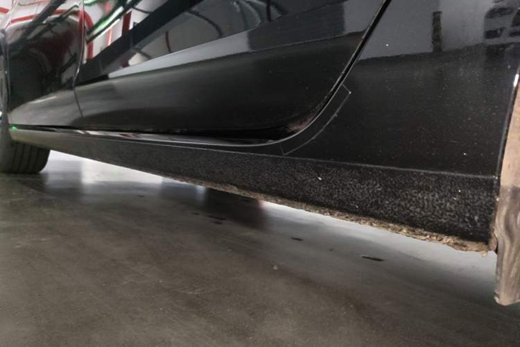 Used Volkswagen Magotan 2024 300TSI DSG Prestige Edition—A Real Eye-Catcher Left Side Sill