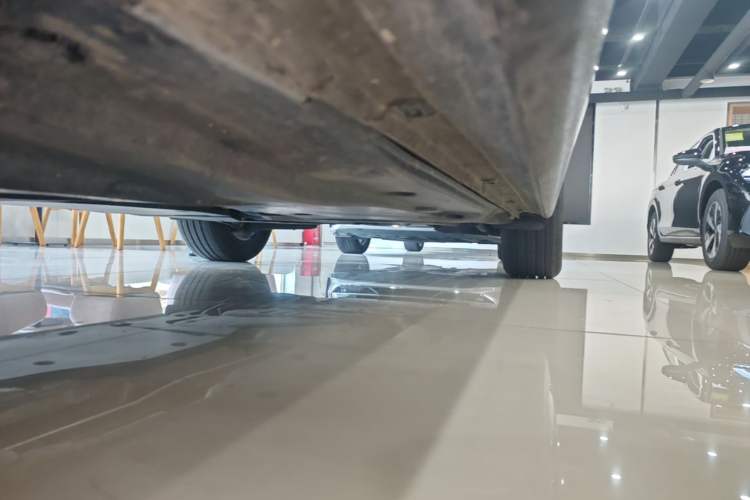 Used Volkswagen Magotan 2024 300TSI DSG Prestige Edition—A Real Eye-Catcher Left Side Sill