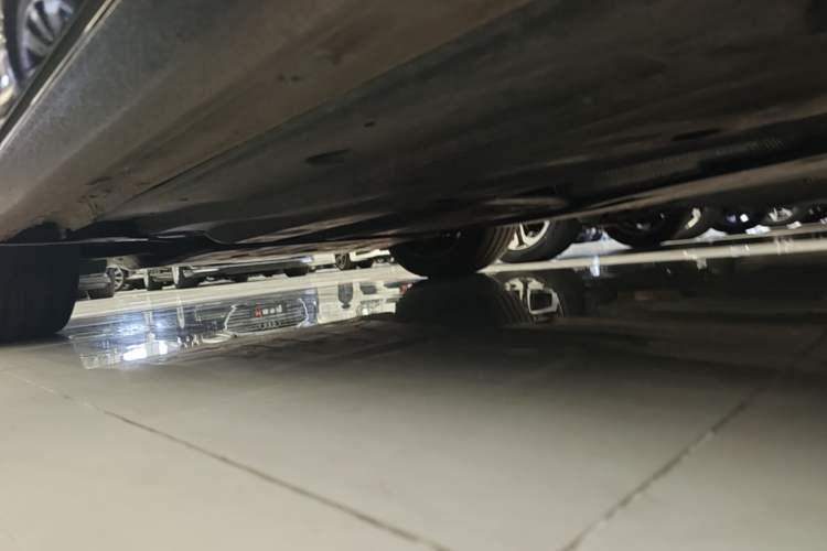 Used Volkswagen Magotan 2024 300TSI DSG Prestige Edition—A Real Eye-Catcher Left Side Sill