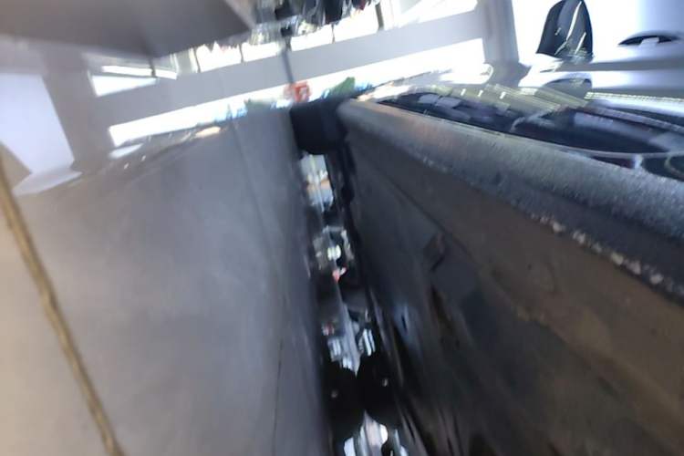 Used Volkswagen Magotan 2024 300TSI DSG Prestige Edition—A Real Eye-Catcher Left Side Sill