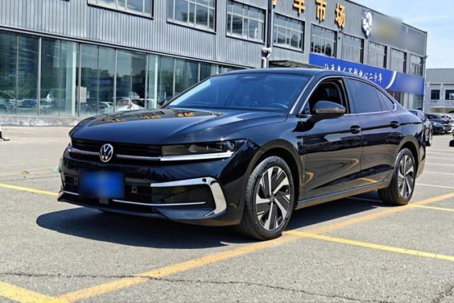 Used Volkswagen Magotan 2024 300TSI DSG Prestige Edition—A Real Eye-Catcher
