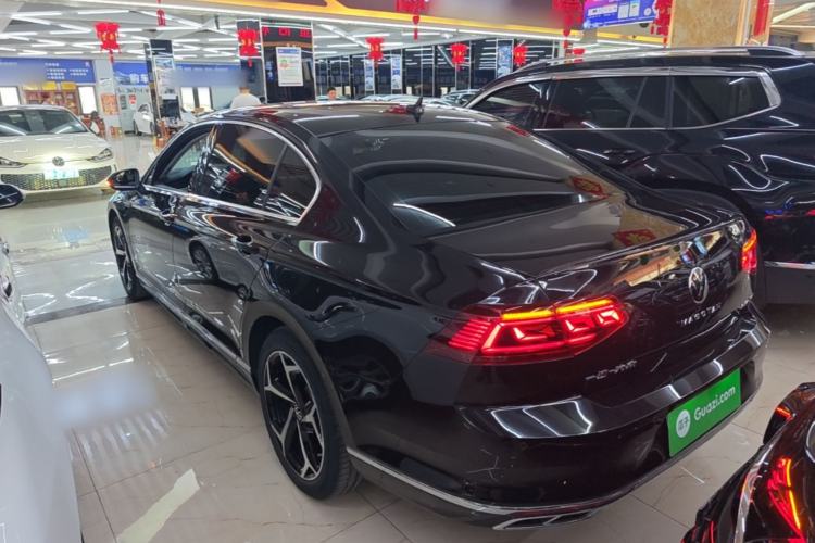 Used Volkswagen Magotan 2024 2 Million Units Zhongxiang Version 330TSI DSG Luxury Edition Rear Left 45 Deg