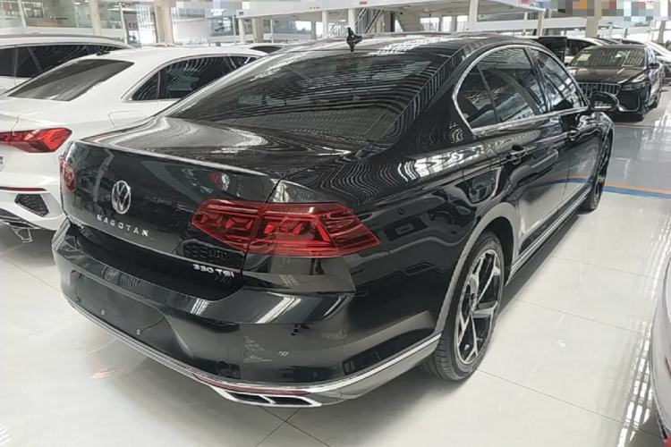 Used Volkswagen Magotan 2024 2 Million Units Zhongxiang Version 330TSI DSG Luxury Edition Rear Right 45 Deg