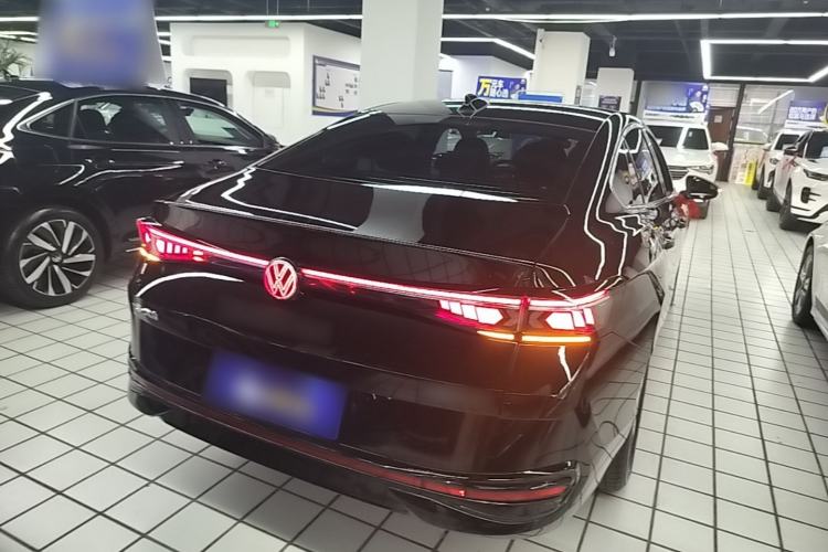 Used Volkswagen Magotan 2024 300TSI DSG Prestige Edition—A Real Eye-Catcher Rear Right 45 Deg