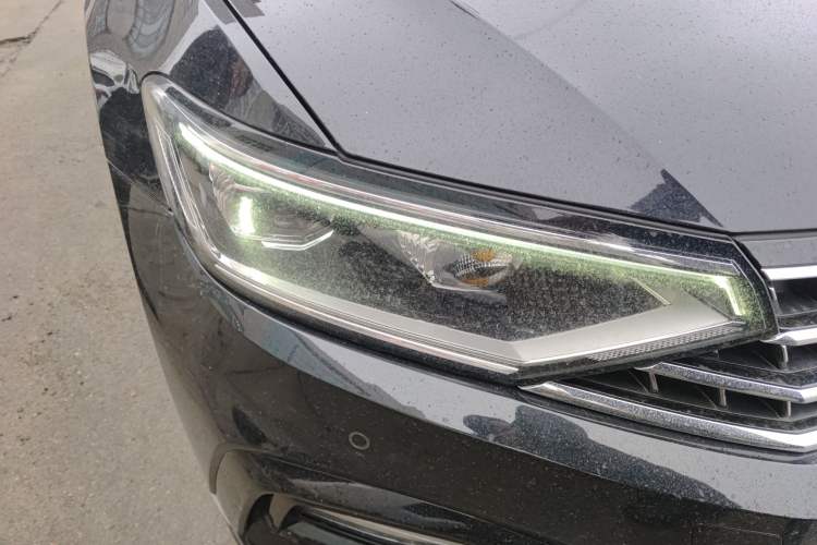 Used Volkswagen Magotan 2024 2 Million Units Zhongxiang Version 330TSI DSG Luxury Edition Right Front Headlight