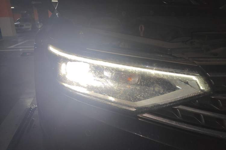 Used Volkswagen Magotan 2024 2 Million Units Zhongxiang Version 330TSI DSG Luxury Edition Right Front Headlight