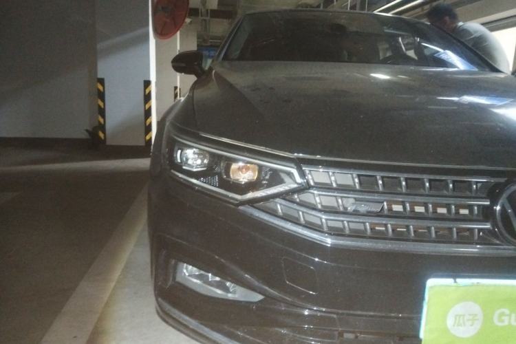Used Volkswagen Magotan 2024 2 Million Units Zhongxiang Version 330TSI DSG Luxury Edition Right Front Headlight