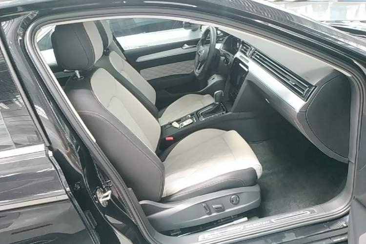 Used Volkswagen Magotan 2024 2 Million Units Zhongxiang Version 330TSI DSG Luxury Edition Right Front Seat