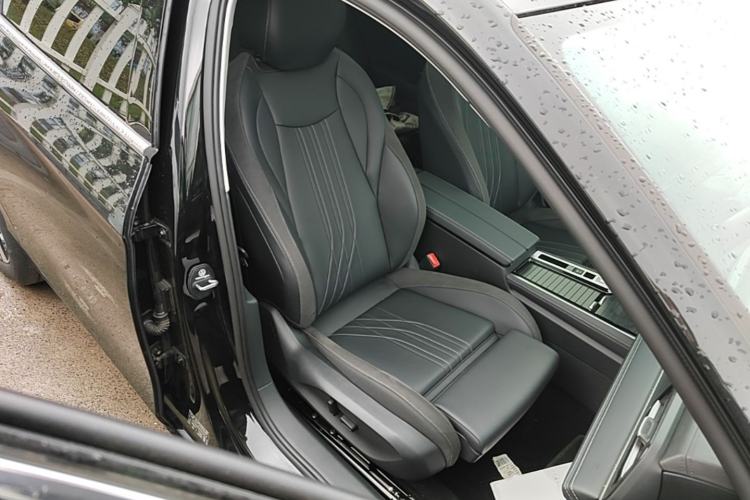 Used Volkswagen Magotan 2024 300TSI DSG Prestige Edition—A Real Eye-Catcher Right Front Seat