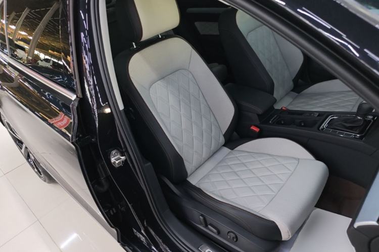 Used Volkswagen Magotan 2024 2 Million Units Zhongxiang Version 330TSI DSG Luxury Edition Right Front Seat