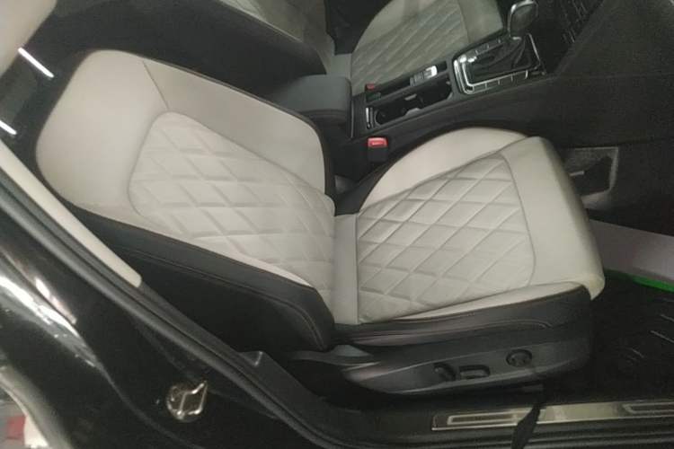 Used Volkswagen Magotan 2024 2 Million Units Zhongxiang Version 330TSI DSG Luxury Edition Right Front Seat