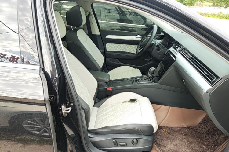 Used Volkswagen Magotan 2024 2 Million Units Zhongxiang Version 330TSI DSG Luxury Edition Right Front Seat