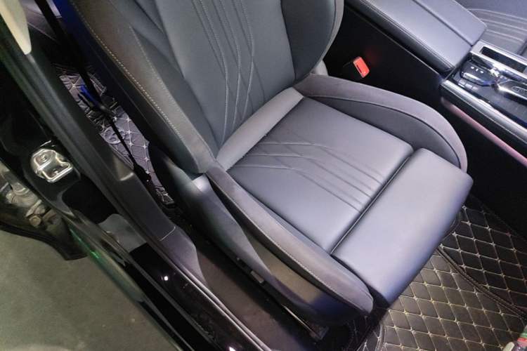 Used Volkswagen Magotan 2024 300TSI DSG Prestige Edition—A Real Eye-Catcher Right Front Seat