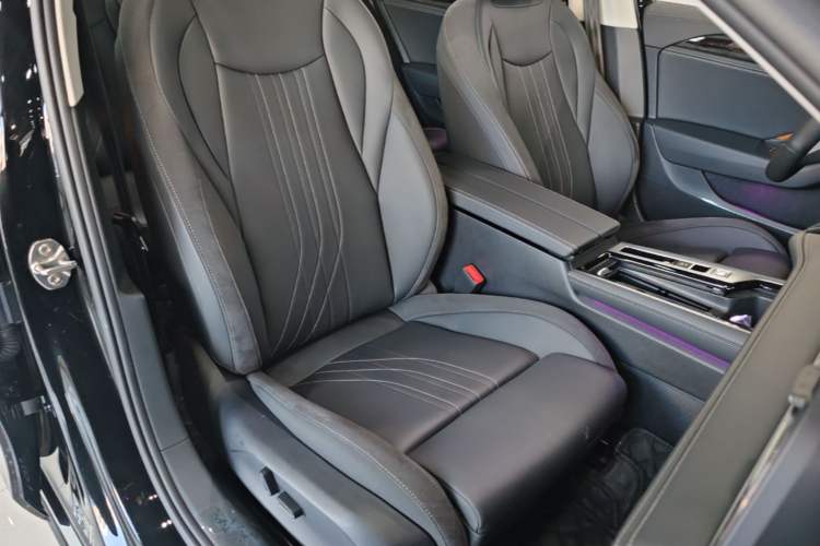 Used Volkswagen Magotan 2024 300TSI DSG Prestige Edition—A Real Eye-Catcher Right Front Seat