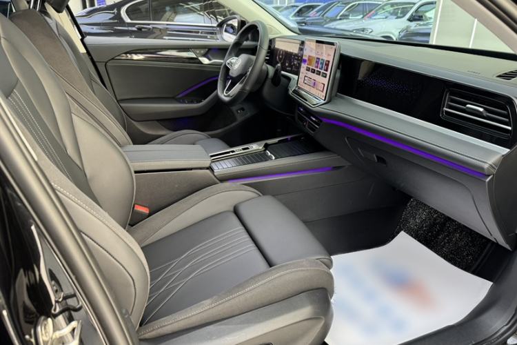 Used Volkswagen Magotan 2024 300TSI DSG Prestige Edition—A Real Eye-Catcher Right Front Seat