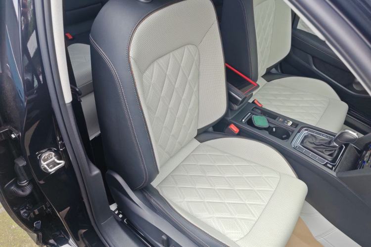 Used Volkswagen Magotan 2024 2 Million Units Zhongxiang Version 330TSI DSG Luxury Edition Right Front Seat