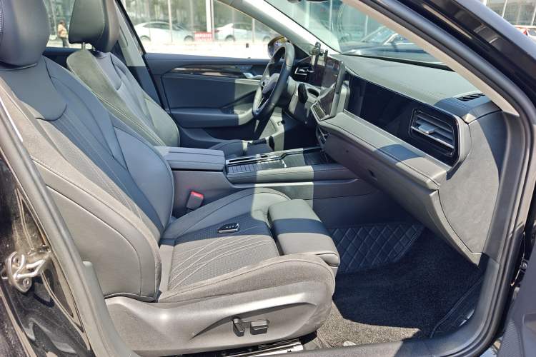 Used Volkswagen Magotan 2024 300TSI DSG Prestige Edition—A Real Eye-Catcher Right Front Seat