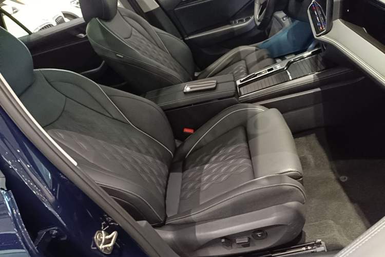 Used Volkswagen Magotan 2024 380TSI DSG Ultimate Edition Right Front Seat