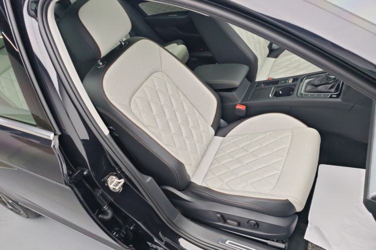 Used Volkswagen Magotan 2024 2 Million Units Zhongxiang Version 330TSI DSG Luxury Edition Right Front Seat