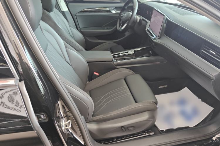 Used Volkswagen Magotan 2024 300TSI DSG Prestige Edition—A Real Eye-Catcher Right Front Seat