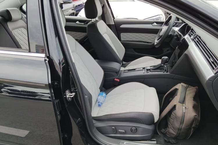 Used Volkswagen Magotan 2024 2 Million Units Zhongxiang Version 330TSI DSG Luxury Edition Right Front Seat