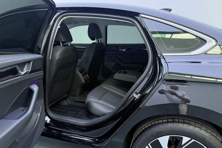 Used Volkswagen Magotan 2024 300TSI DSG Prestige Edition—A Real Eye-Catcher Right Front Seat