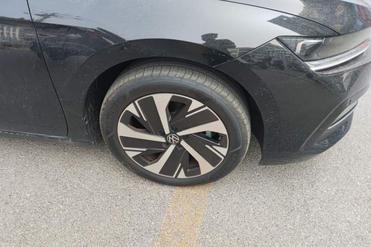 Used Volkswagen Magotan 2024 300TSI DSG Prestige Edition—A Real Eye-Catcher Right Front Wheel Hub