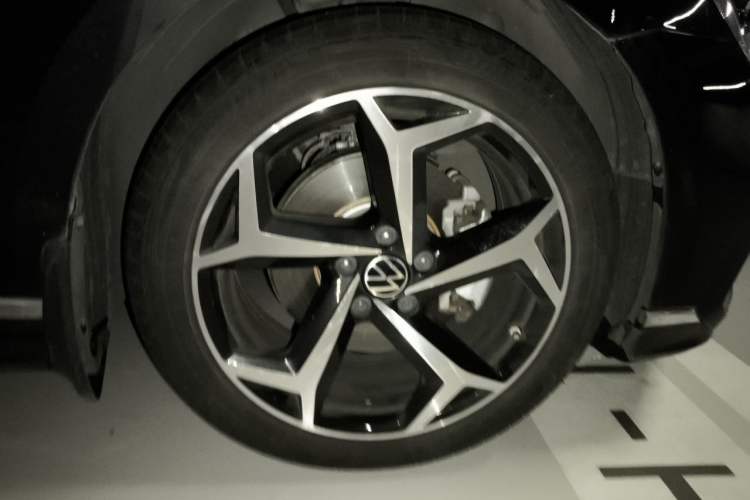 Used Volkswagen Magotan 2024 2 Million Units Zhongxiang Version 330TSI DSG Luxury Edition Right Front Wheel Hub