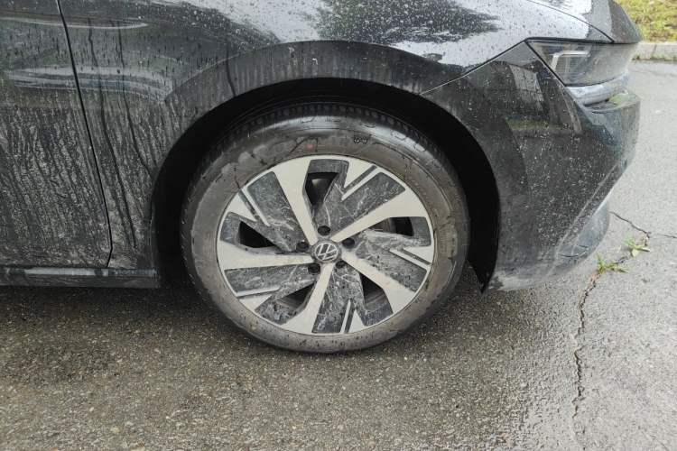 Used Volkswagen Magotan 2024 300TSI DSG Prestige Edition—A Real Eye-Catcher Right Front Wheel Hub