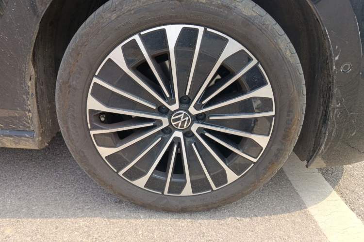 Used Volkswagen Magotan 2024 380TSI DSG Prestige Edition DaMai Package Right Front Wheel Hub