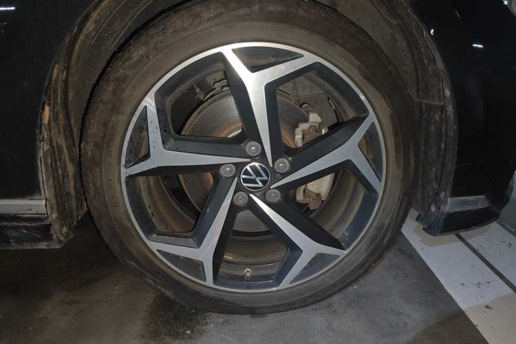 Used Volkswagen Magotan 2024 2 Million Units Zhongxiang Version 330TSI DSG Luxury Edition Right Front Wheel Hub