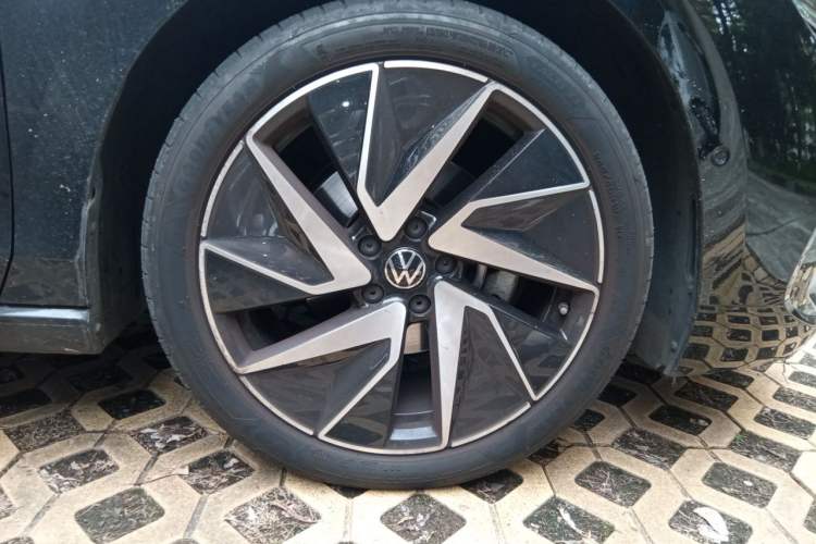 Used Volkswagen Magotan 2024 380TSI DSG Ultimate Edition Right Front Wheel Hub