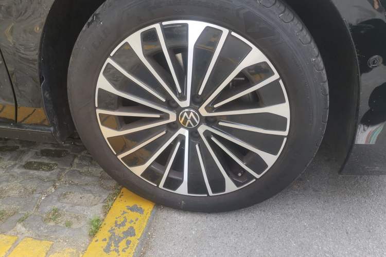 Used Volkswagen Magotan 2024 380TSI DSG Prestige Edition DaMai Package Right Front Wheel Hub